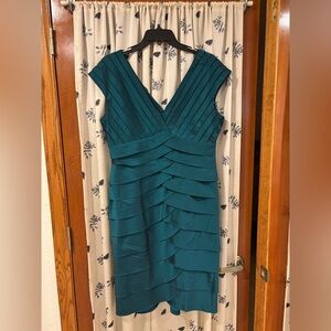 Adrianna Papell sz 14 emerald green tiered ruffle